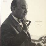 グラフィックデザイン誌『アイデア（idea）』の 第321号（2007年3月号）、 「ヤン・チヒョルトの仕事 ― 秩序と均整の美学」を特集した号を買取いたしました。 ■ 近代タイポグラフィの基礎を築いた巨匠 ヤン・チヒョルト（Jan Tschichold, 1902–1974）は、近代タイポグラフィの父とも呼ばれる人物です。 1920年代のバウハウス運動の影響を受けつつ、独自の理論を展開。 その成果は代表作『新しいタイポグラフィ（Die neue Typographie）』に結実し、 20世紀の印刷・デザインのあり方を大きく変えました。 ナチス政権下でスイスに亡命した後は、より古典的で調和のとれたデザインへと転換。 この誌面では、その変遷を豊富な図版とともにたどることができます。 ■ 書体とレイアウトの哲学がわかる貴重な特集 『アイデア321号』では、チヒョルトが手掛けた ペンギン・ブックスのブックデザイン や、 手書きによるレタリング資料、当時の印刷物などを多数掲載。 単なるデザイン紹介にとどまらず、「文字とは何か」「秩序とは何か」という思想的な側面にも踏み込んでいます。 特に彼が追求した「比例」と「調和」に関する解説は、 現代のグラフィックデザイナーにとっても多くの示唆を与える内容です。 ■ デザイン書の定番『アイデア』シリーズ 誠文堂新光社が発行する『アイデア』は、国内外のデザイン史を深く掘り下げる専門誌として定評があります。 本号のように特定のデザイナーに焦点を当てた号は特に人気が高く、 再評価が進むモダニズムデザインの流れの中で、古書市場でも需要が高まっています。