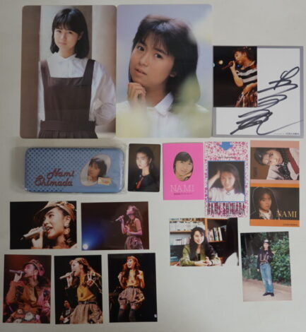 ペンケース 販促ボードピンナップ 下敷き２枚 直筆サイン色紙 ステッカー 生写真 チラシ カード他