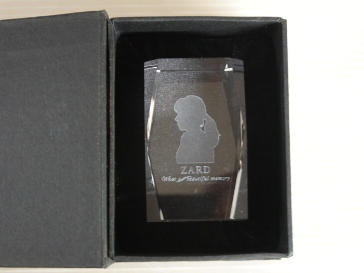 ZARD 坂井泉水 クリスタルペーパーウェイト 宅配買取】ZARD『What a beautiful memory』クリスタルペーパー